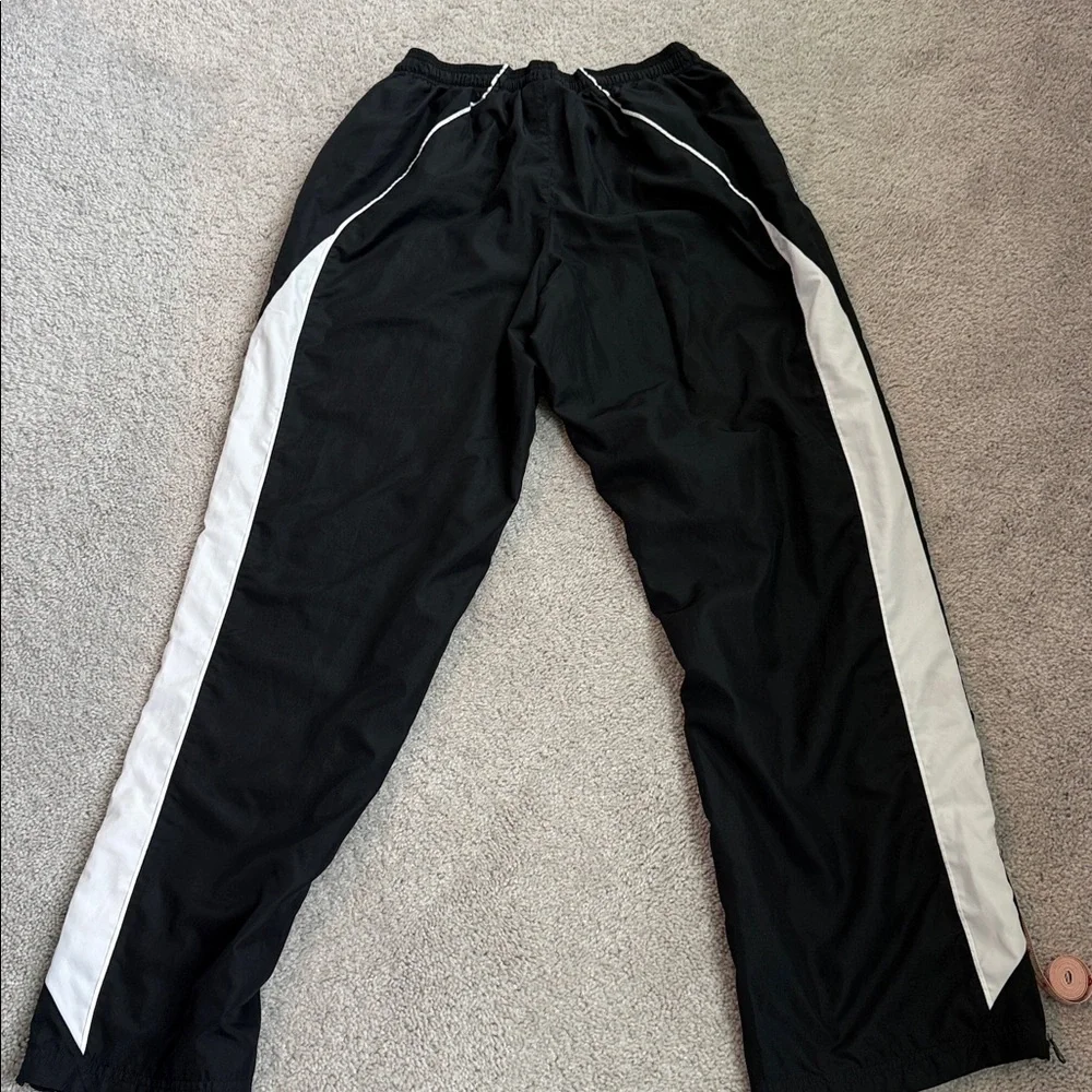 Women’s Underarmour loose fit mesh lined black/white athletic pants size M